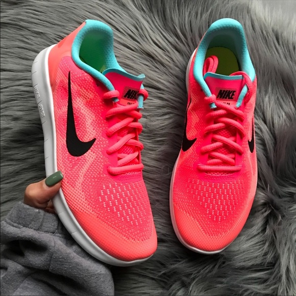NEW ?? NIKE FREE RUN . FITS SIZE 7 WOMEN NWT NEW ?? NIKE FREE RUN . FITS SIZE 7 WOMEN NWT